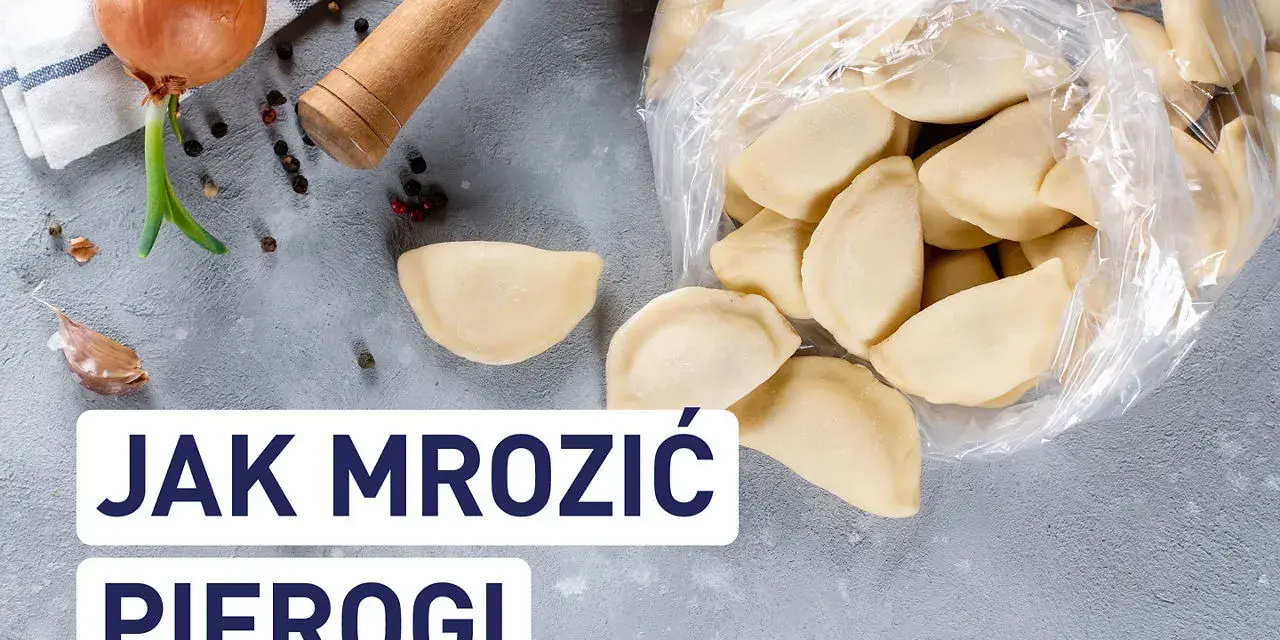 Surowe pierogi w plastikowej torbie, cebula, czosnek i wałek do ciasta na szarym tle.
