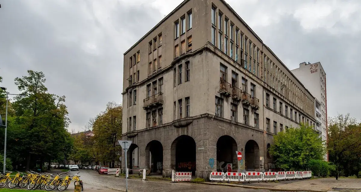 Stary budynek w Bytomiu, może kiedyś znajdą się tu mieszkania za darmo. Obok rząd żółtych rowerów.