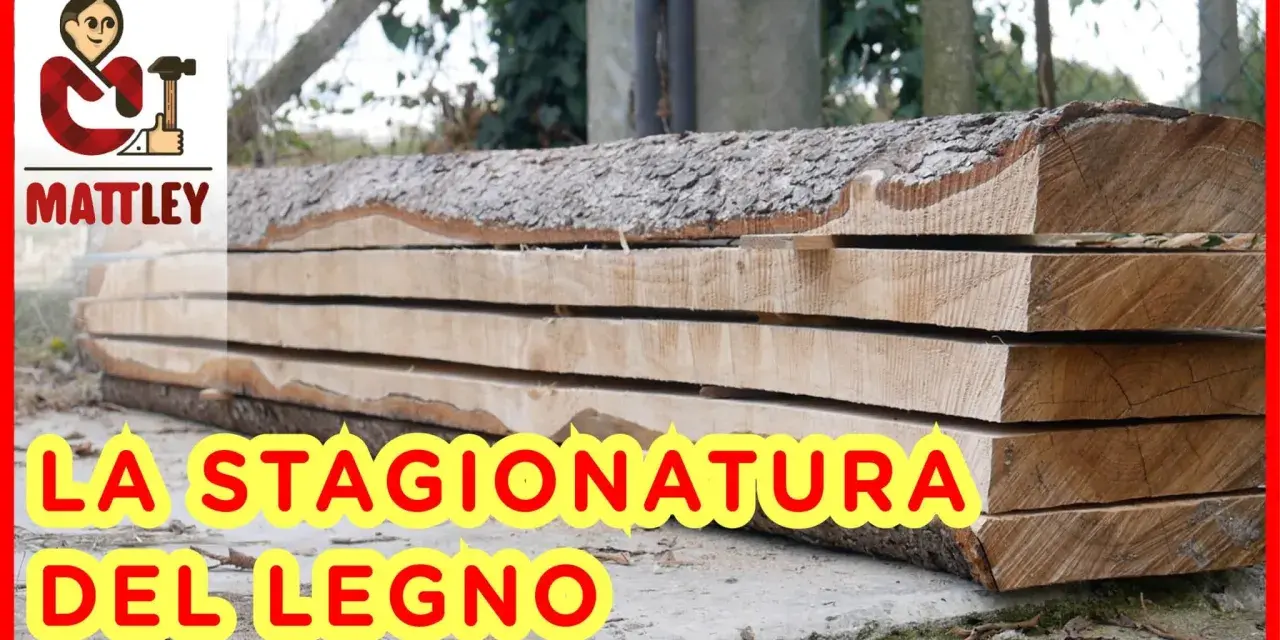 Tavole di legno grezzo impilate, pronte per la stagionatura naturale. Il processo lento che rende il legno perfetto.