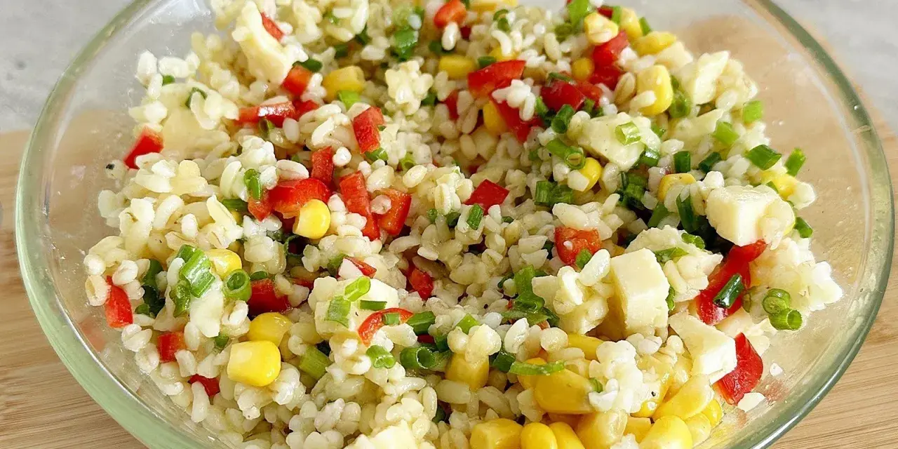 Kolorowa sałatka z kaszą bulgur, kukurydzą, papryką i serem.