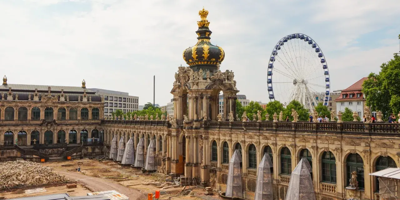 Zamek Zwinger w Dreźnie, z widoczną w tle diabelskim młynem. Czy Drezno jest bezpieczne? Tak, to piękne miasto.