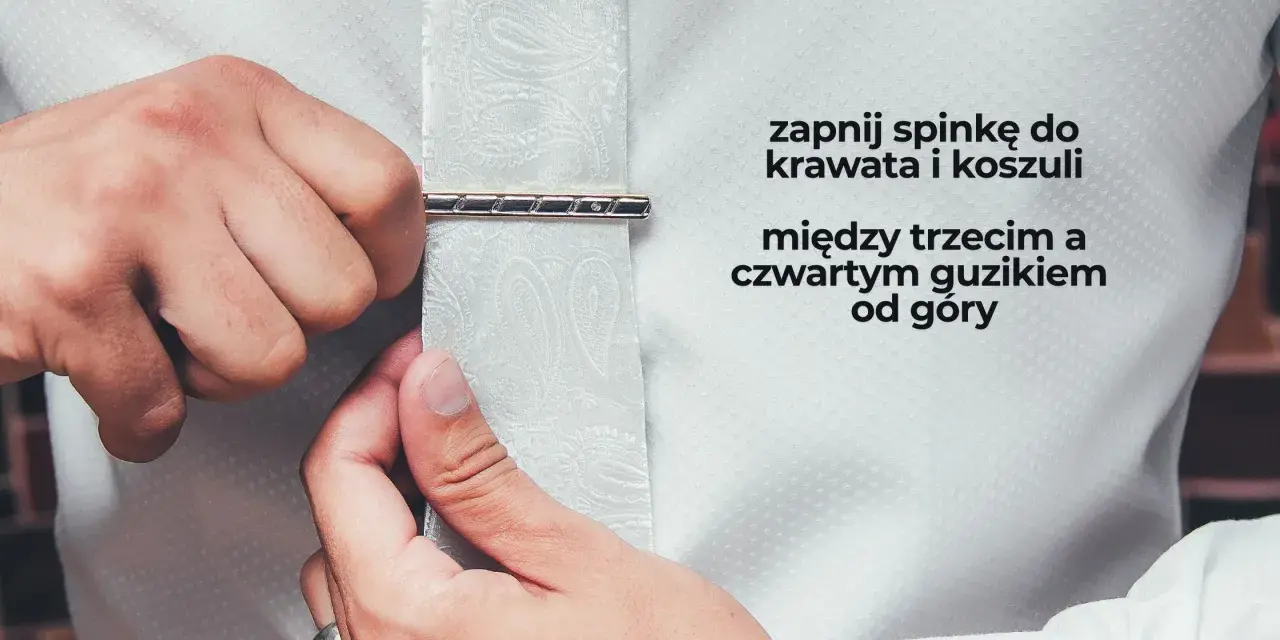 Mężczyzna zapina spinkę do krawata i koszuli między trzecim a czwartym guzikiem od góry. Elegancki dodatek, który podkreśla styl.