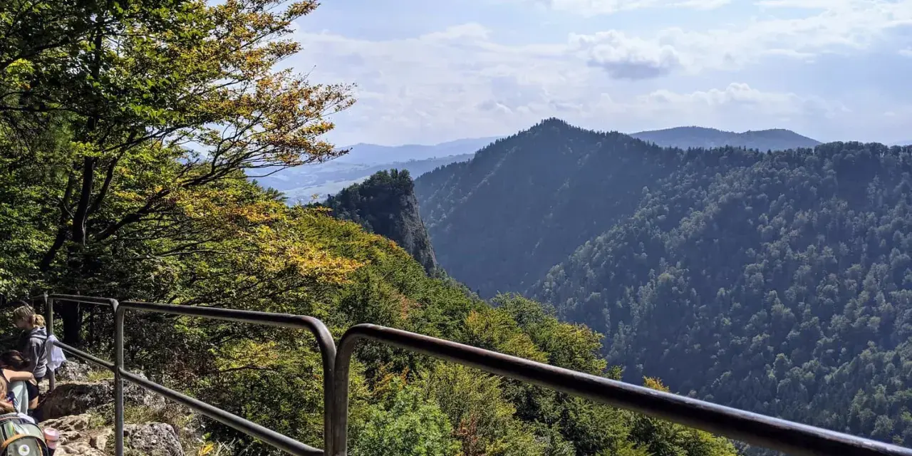 Widok na Pieniny, gdzie można zdobyć Trzy Korony i zobaczyć sokolicę w jeden dzień.