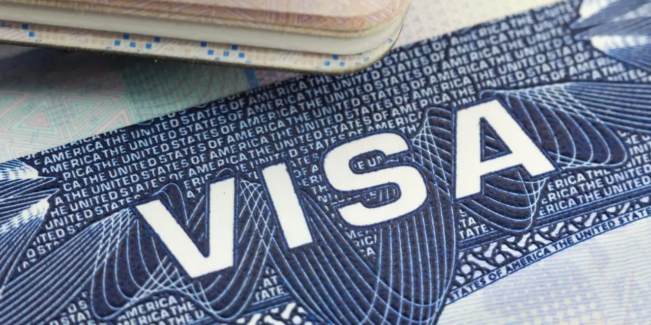 Ein US-Visum, das für ein Auslandspraktikum in den USA benötigt wird.