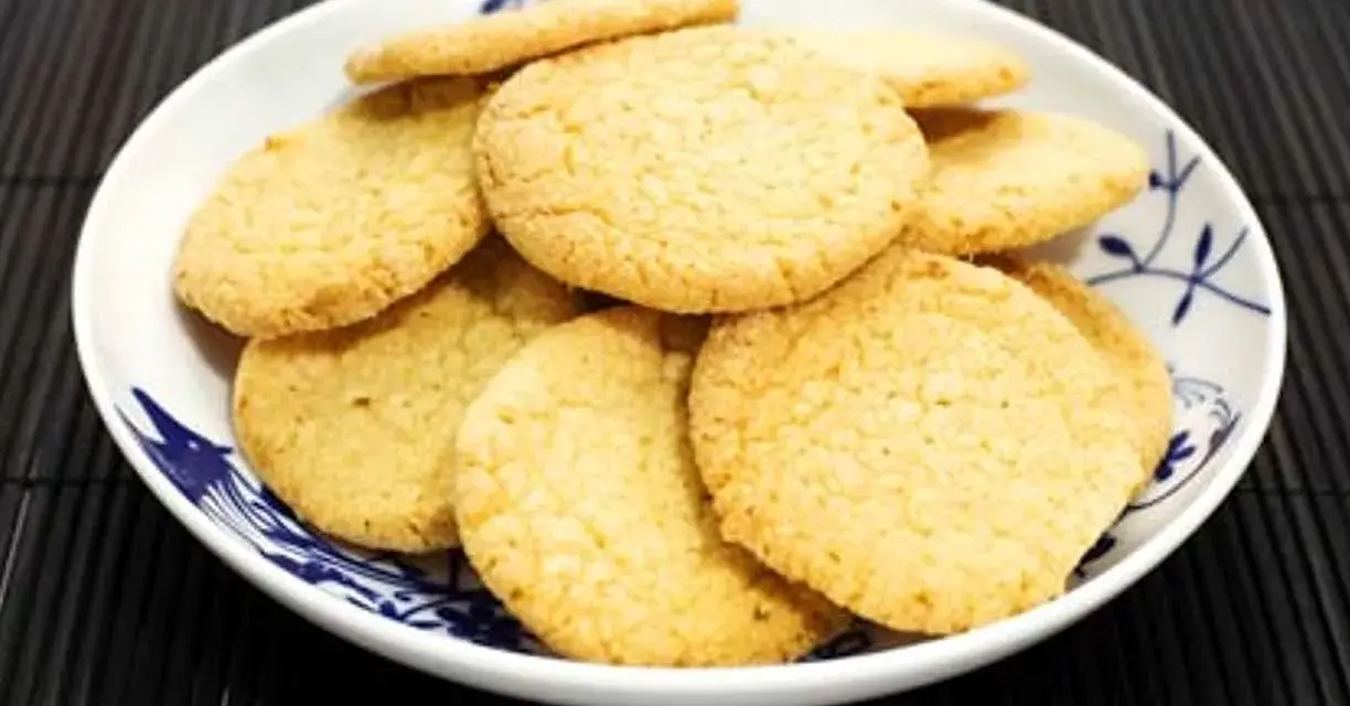 En skål med gyllene citronkakor, perfekta för ett enkelt citronkakor recept.
