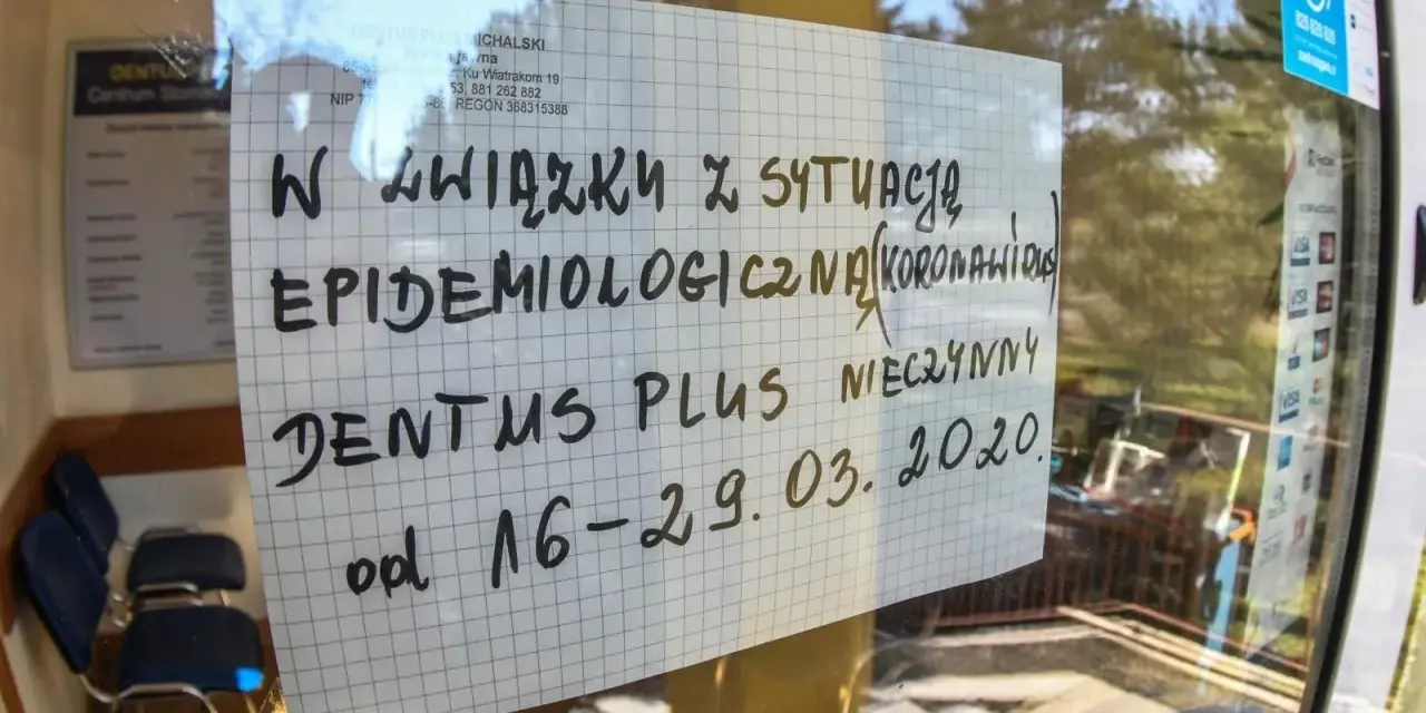 Kartka na szybie z napisem "Dentus Plus nieczynny od 16-29.03.2020" z powodu sytuacji epidemiologicznej.