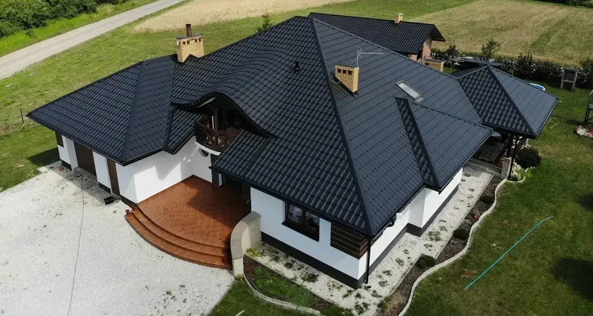 Ile kosztuje położenie dachówki? Poznaj ukryte koszty i ceny