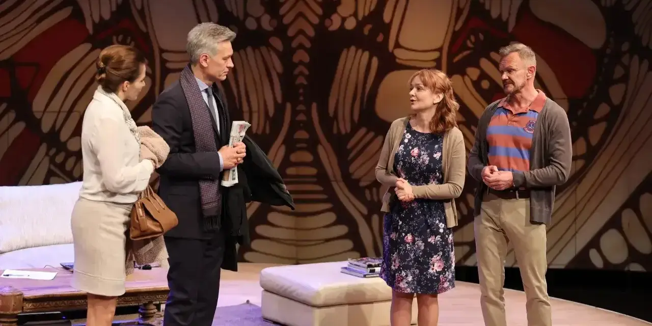 Bóg mordu obsada: cztery osoby na scenie, dwie kobiety i dwóch mężczyzn, w teatralnej scenografii.
