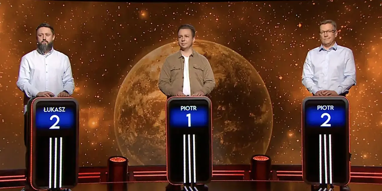 Trzech mężczyzn, Łukasz i dwaj Piotrowie, stoi przy swoich podium. Jeden z dziesięciu, kiedy finał.