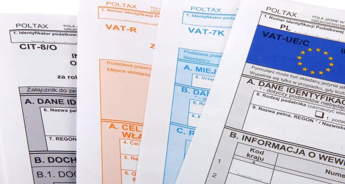 Formularze podatkowe, w tym CIT-8/O, VAT-R, VAT-7K i VAT-UE/C, z widocznymi polami na numer identyfikacyjny podatnika (NIP) i numer VAT.