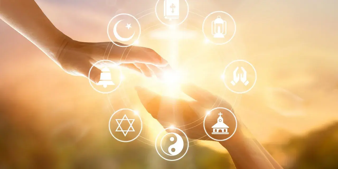 Dłonie łączą się, otoczone symbolami różnych religii, odzwierciedlając jedność i poszukiwanie sensu, jak w najstarszej religii świata.