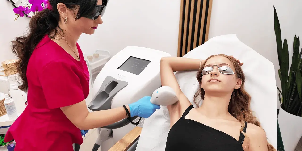 Specjalistka wykonuje depilację laserową pach. Po zabiegu kluczowe jest, jak dbać o skórę po depilacji laserowej, by uniknąć podrażnień.