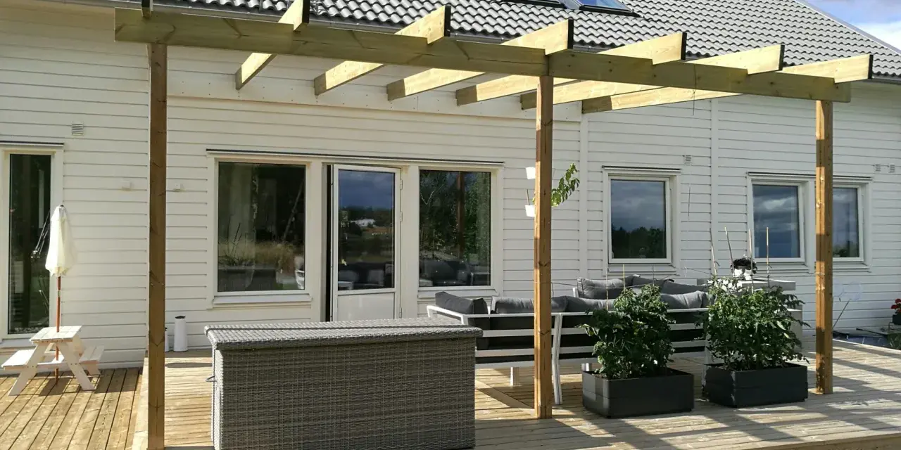 Nybyggd altan med pergola, perfekt för sommarens fikastunder. Bygglov för altanen beviljat.