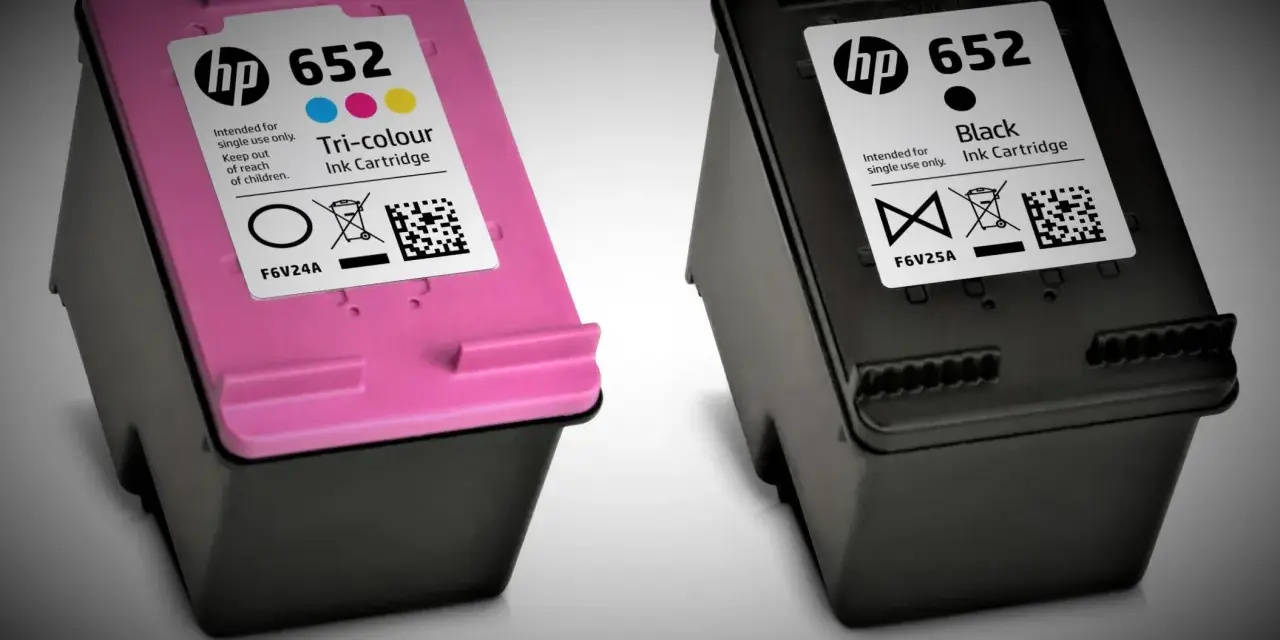 Dwa tusze HP 652: jeden kolorowy (różowy) i jeden czarny.
