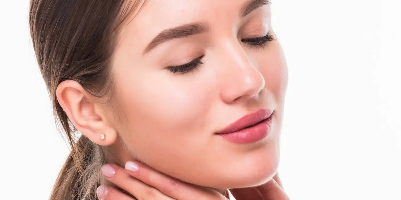 Rostro de mujer con piel suave y labios rosados, luciendo un efecto botox natural.