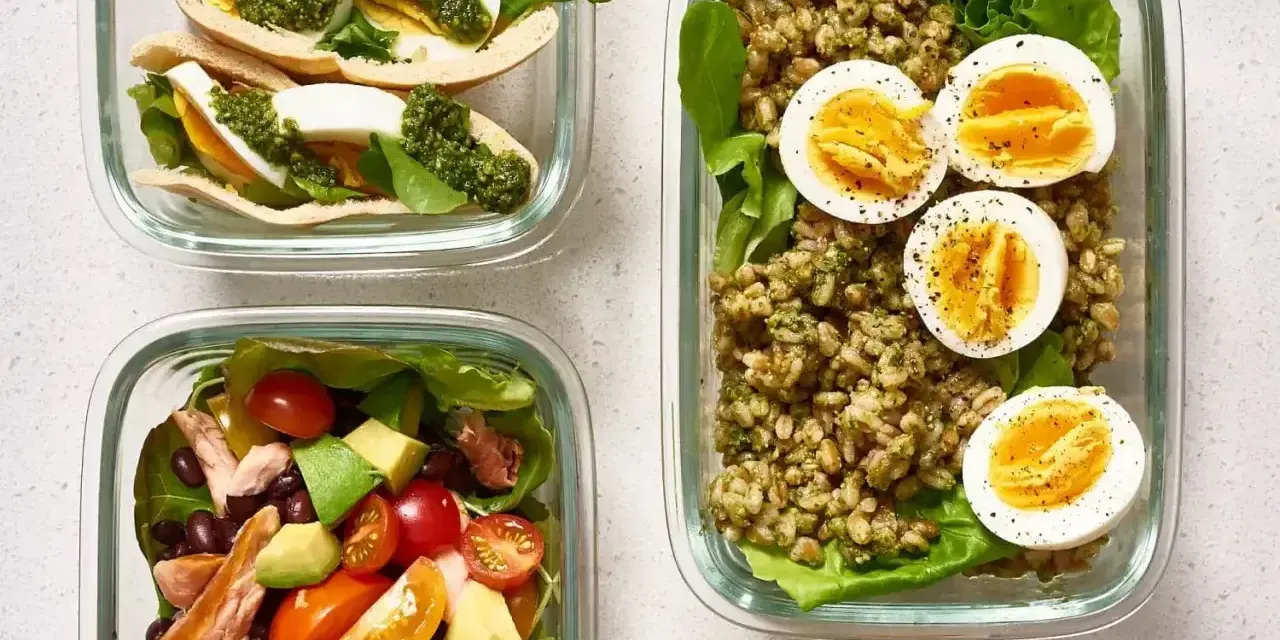 Pyszne posiłki na dietę 1500 kcal: sałatka z łososiem, kasza z jajkiem i mini pity.