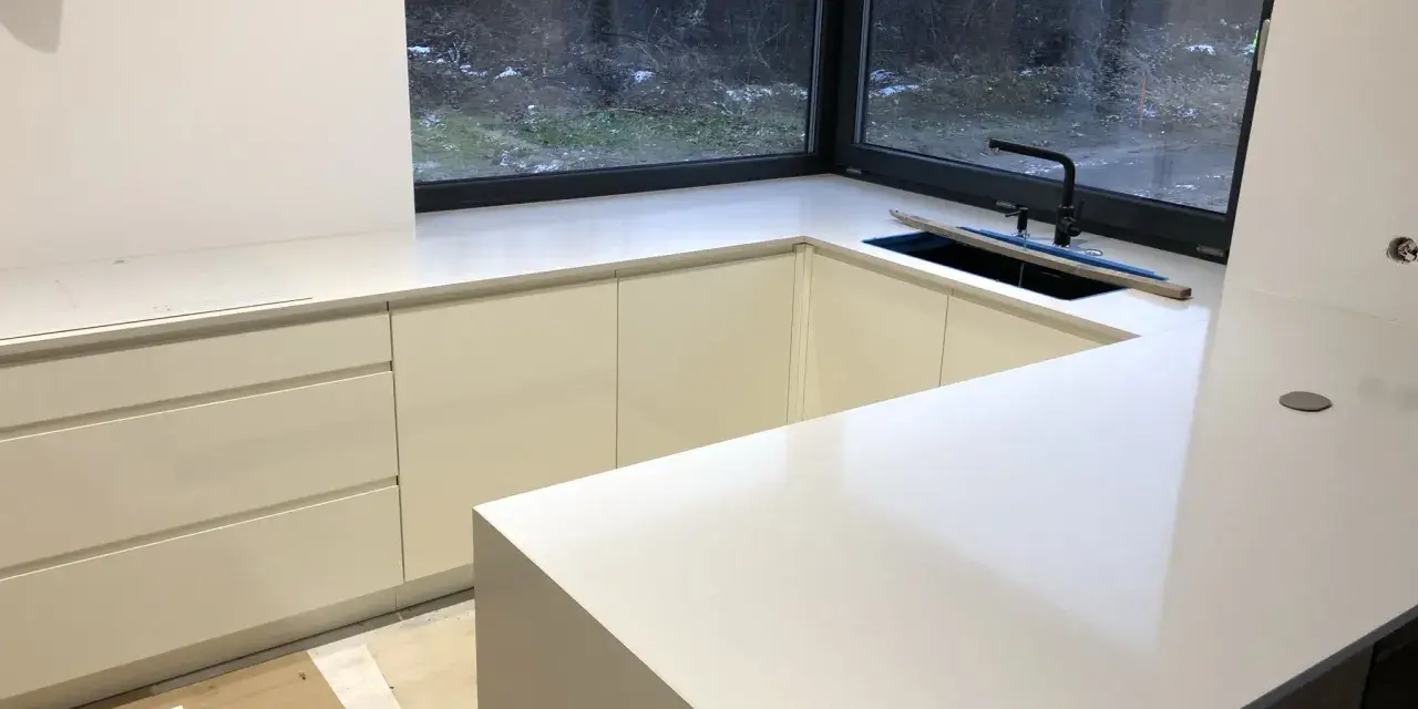 Konglomerat kwarcowy Łódź - trwałe blaty kuchenne i łazienkowe
