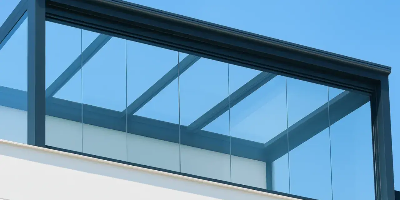 Modernos cristales para acristalar terraza, creando un espacio luminoso y protegido bajo el cielo azul.