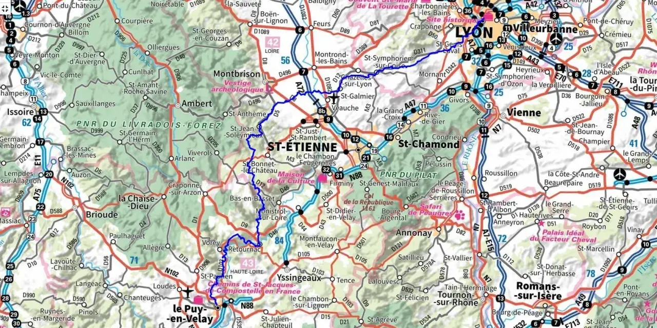 Carte routière de la région Auvergne-Rhône-Alpes, avec les villes de Lyon, Saint-Étienne et Vienne. La gr 765 carte indique des routes nationales et départementales.