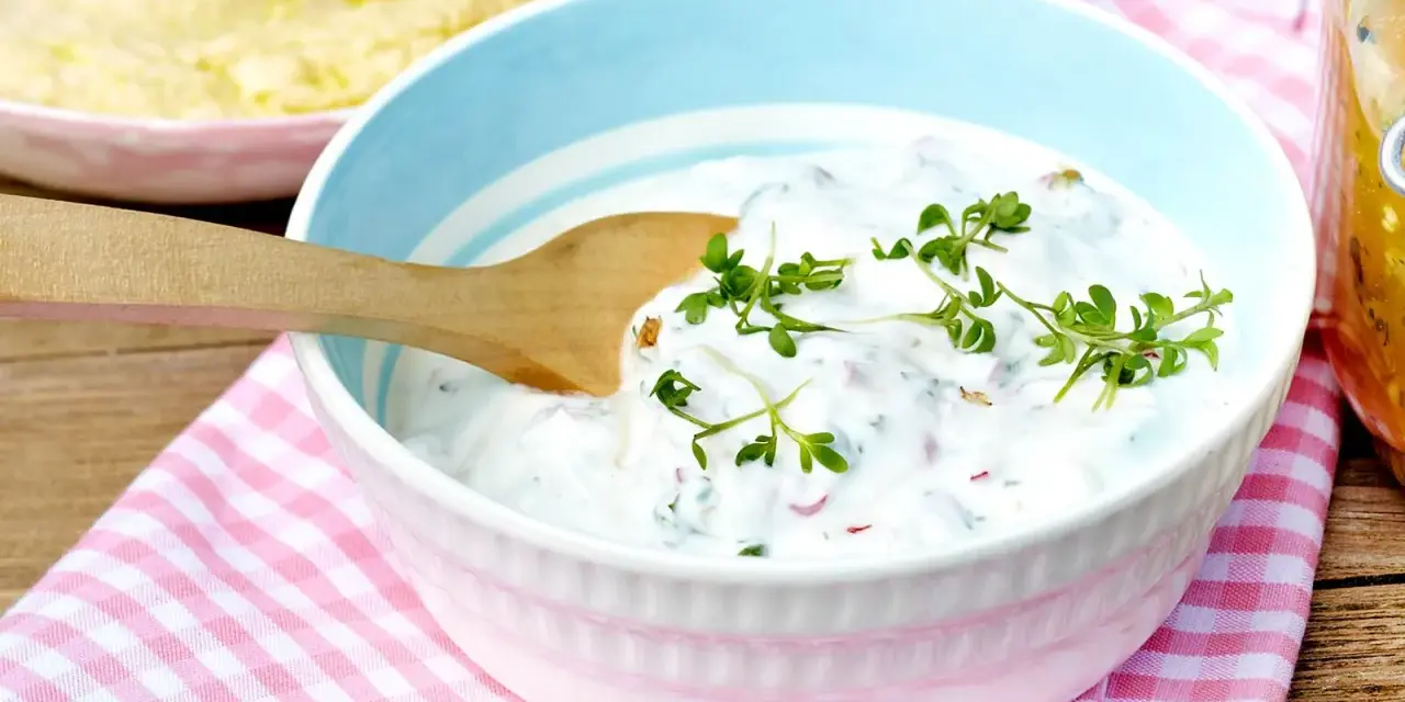 Cremiger Joghurt Dip mit frischen Kräutern, garniert mit Kresse. Perfekt zum Dippen!