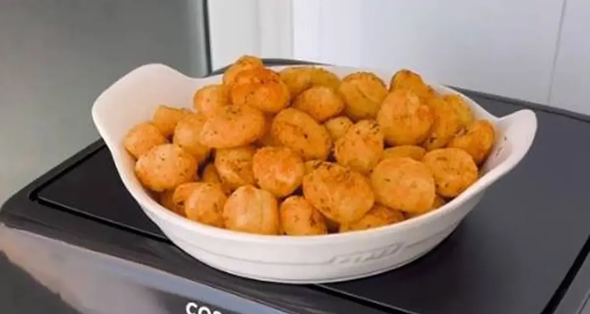 Ñoquis dorados y crujientes en una fuente blanca, recién salidos de la freidora de aire Cosori. ¡Perfectos para picar!