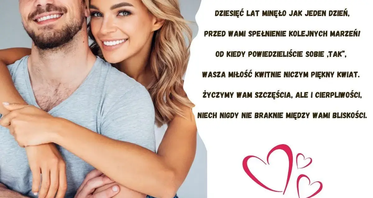 Uśmiechnięta para świętuje 10 lat razem. Najpiękniejsze życzenia z okazji 10 rocznicy ślubu, by miłość kwitła jak piękny kwiat.