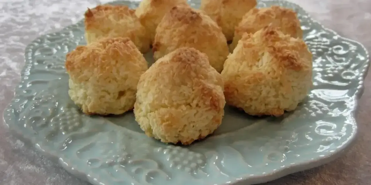 Gyllene kokostoppar på en vacker ljusblå tallrik. Perfekt för ett enkelt kokostoppar recept.