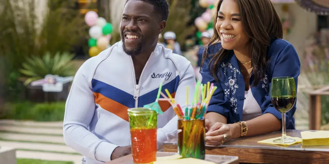 Kevin Hart i Regina Hall śmieją się przy barze, idealni do Netflix polecane filmy.