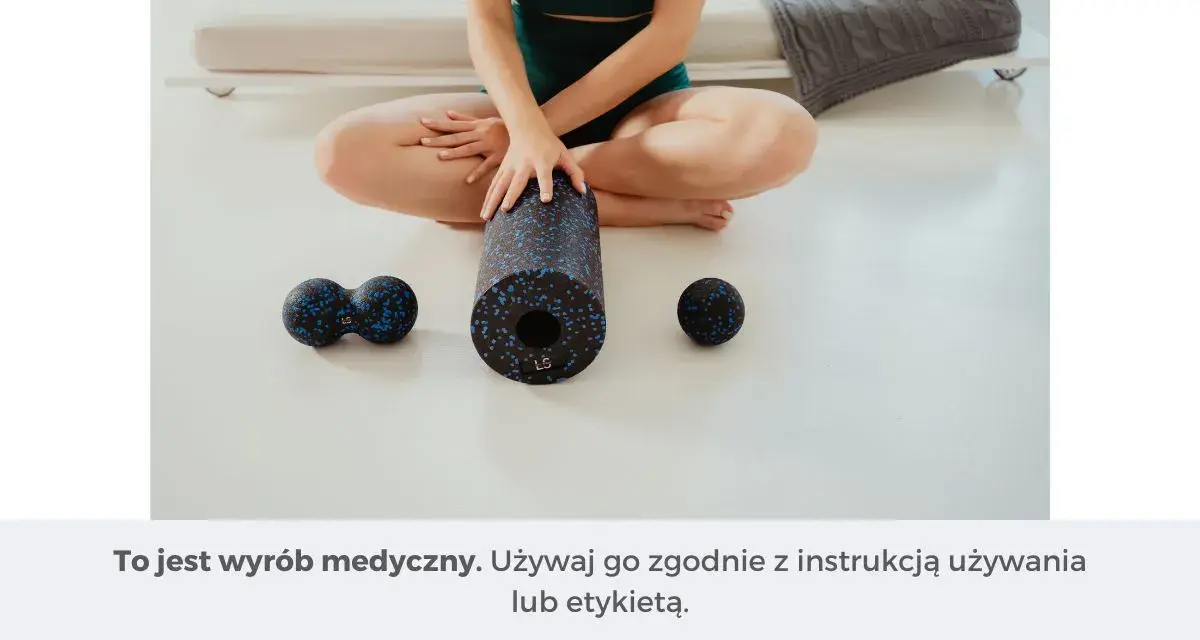 Kobieta siedzi na podłodze z wałkiem i piłkami do masażu. Różne masaż rodzaje dla relaksu.