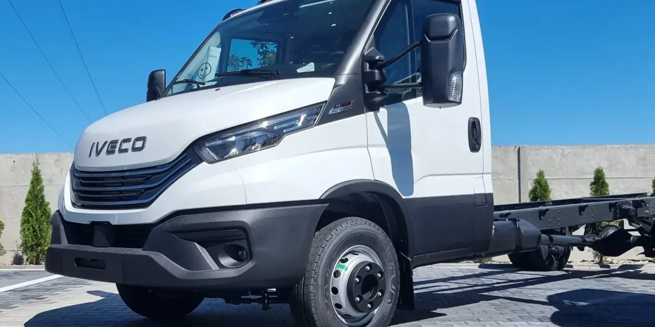 Biały Iveco 70C18, podwozie gotowe do zabudowy, stoi na placu z kostki brukowej.