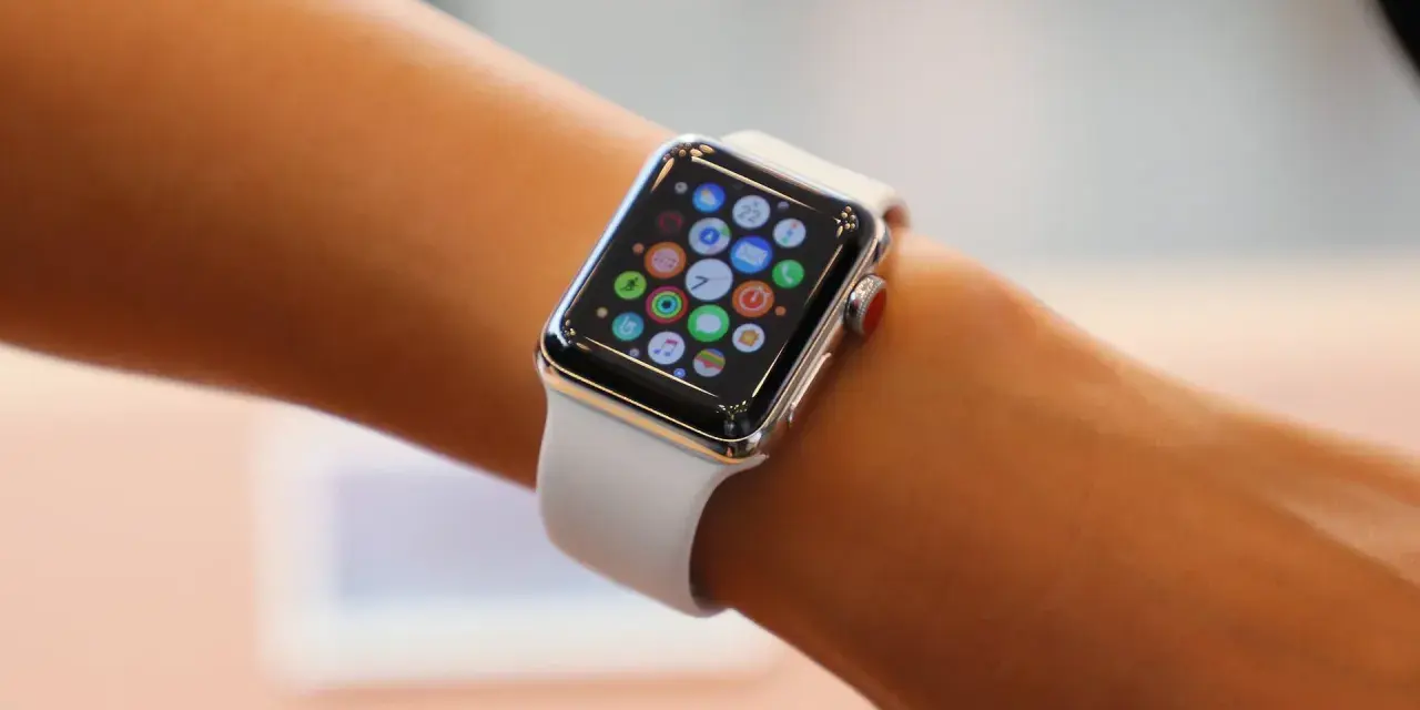 Apple Watch mit weißem Armband, das eine App-Übersicht zeigt. Ein Hard Reset könnte hier helfen, wenn die Uhr nicht reagiert.