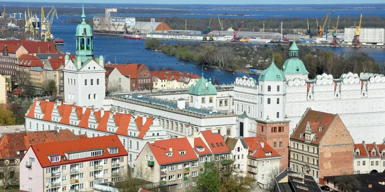 Widok na port i zamek w Szczecinie. Czy Szczecin jest nad morzem? Tak, port morski w Szczecinie jest połączony z Bałtykiem przez Zalew Szczeciński i rzekę Odrę.