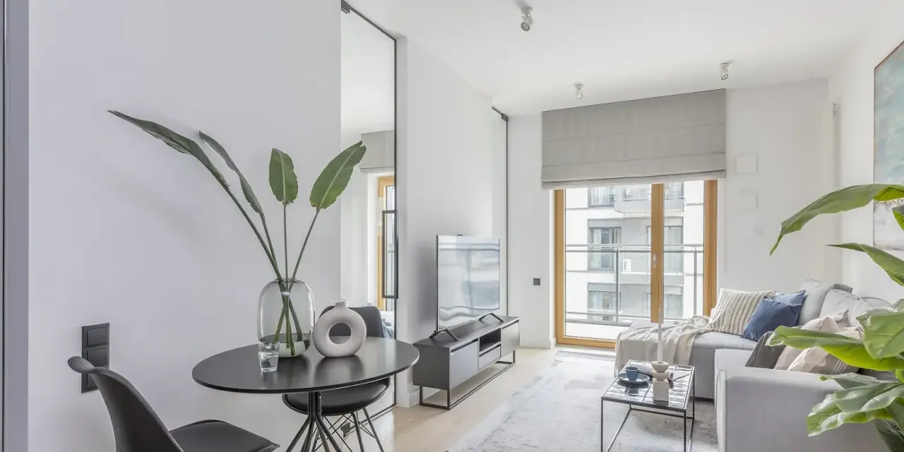 Nowoczesny salon z dużymi oknami bez firanek. Inspiracje dla minimalistycznych wnętrz.