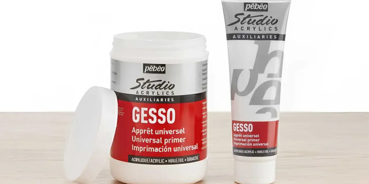Un pot et un tube de Gesso Pébeo Studio, un enduit sur toile à peindre universel pour acrylique, huile et gouache.