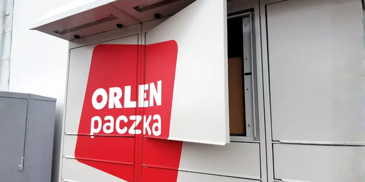 Automatyczna skrytka ORLEN paczka z otwartymi drzwiczkami, widoczna paczka w środku.