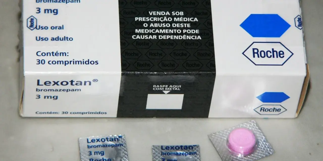 Opakowanie i blistry leku Lexotan (bromazepam 3 mg) od Roche. Lek na receptę, może powodować uzależnienie.