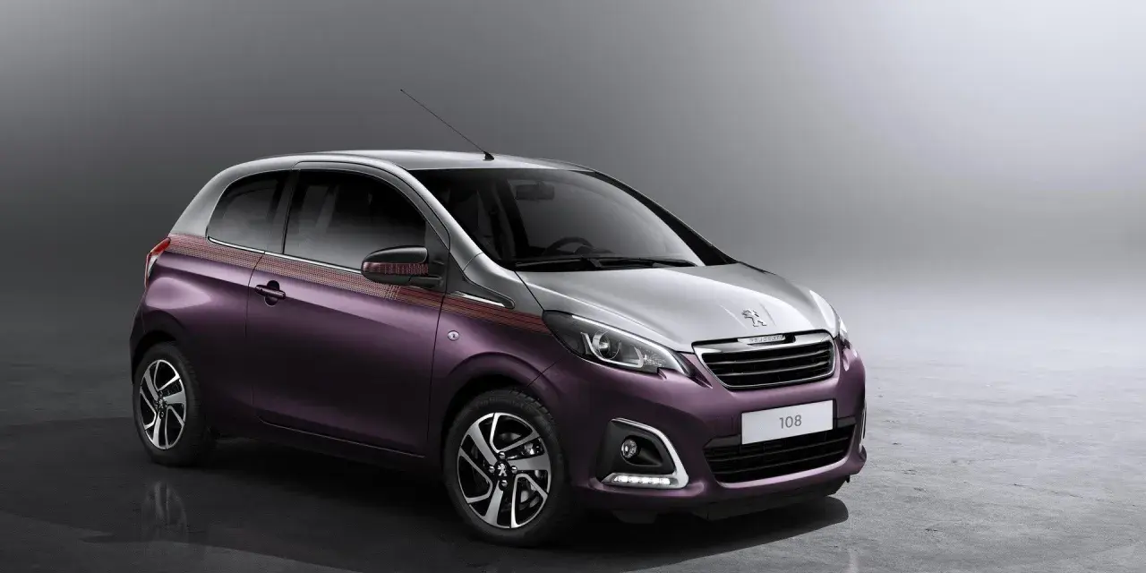 Fioletowo-srebrny Peugeot 108 z ozdobnymi pasami na karoserii.