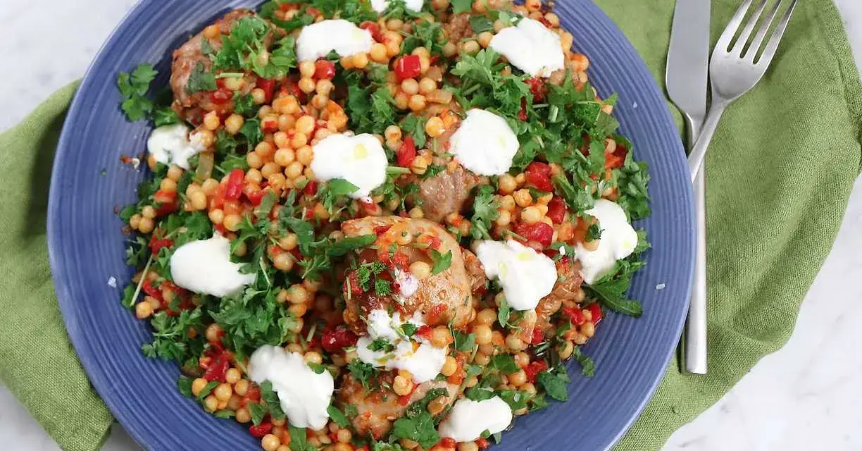 En härlig couscous sallad med kyckling, paprika och färska örter, toppad med krämig ost.