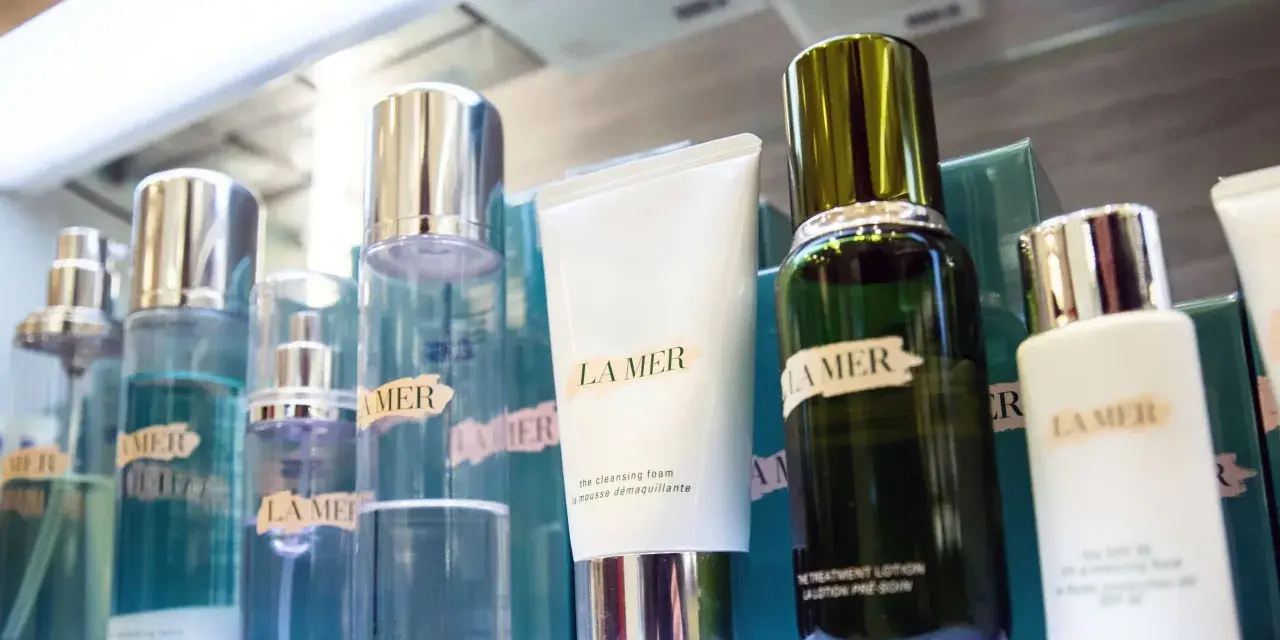 La Mer Kosmetikprodukte in Flaschen und Tuben, darunter eine weiße Tube und eine grüne Flasche.