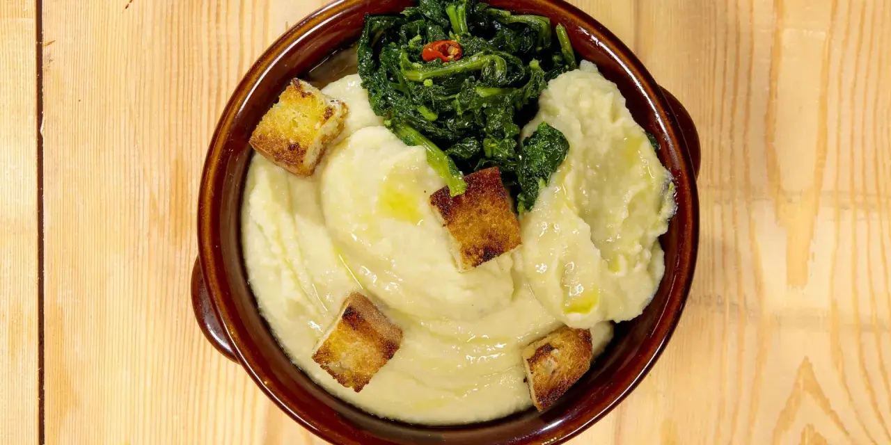 Fave e patate, ricetta pugliese: purè cremoso con verdure verdi e crostini dorati.