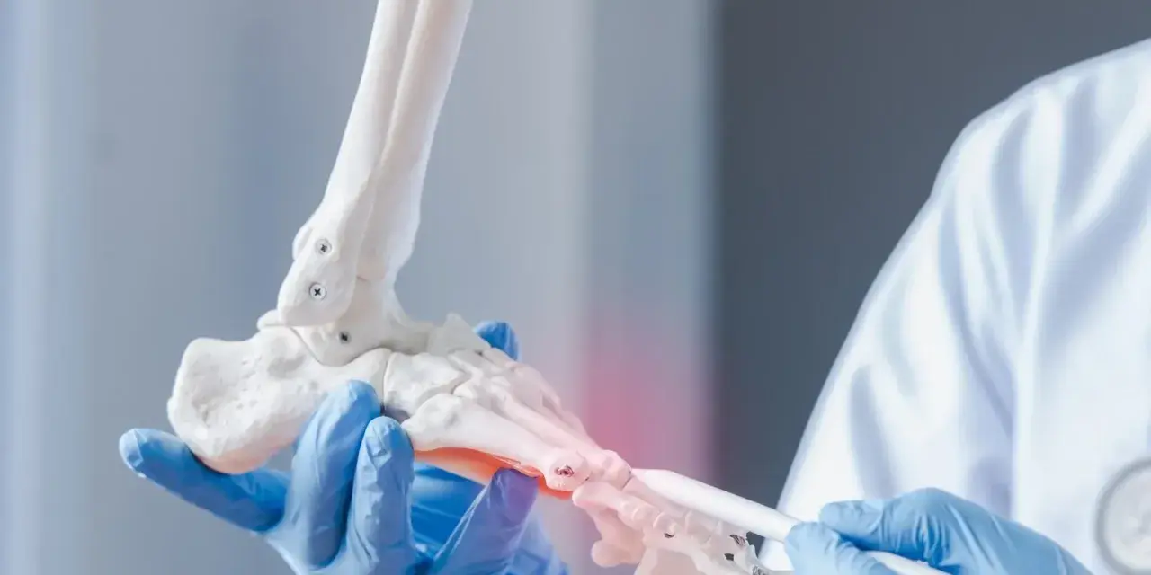 Kto wydaje skierowanie na badanie osteoporozy i jak je uzyskać?