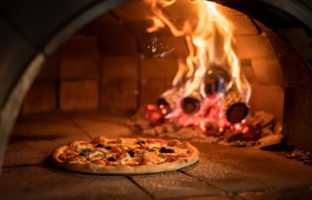 Jak upiec idealną pizzę w domu? Czas i temperatura pieczenia