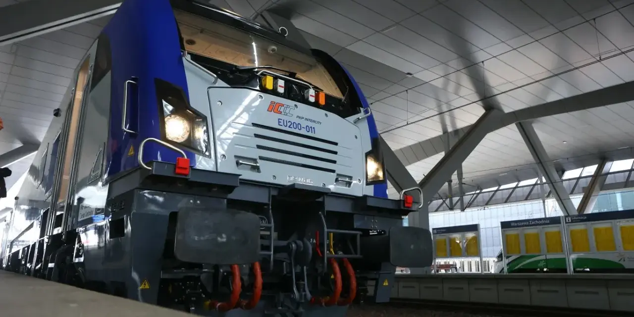 Nowoczesne lokomotywy PKP Intercity EU200-011 na dworcu Warszawa Zachodnia, gotowe do podróży.