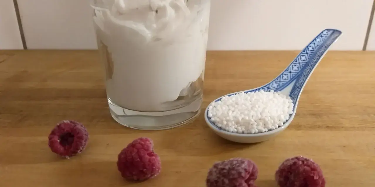 Szklanka jogurtu, łyżeczka tapioki i maliny. Dwa desery do wyboru: jogurt z granolą czy pudding z tapioki?