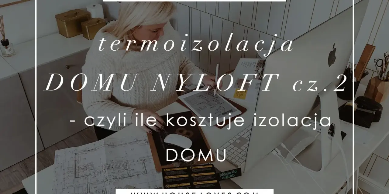 Kobieta analizuje plany domu, szukając informacji o koszt ocieplenia domu. Na ekranie komputera widnieje napis "termoizolacja domu Nyloft cz. 2".
