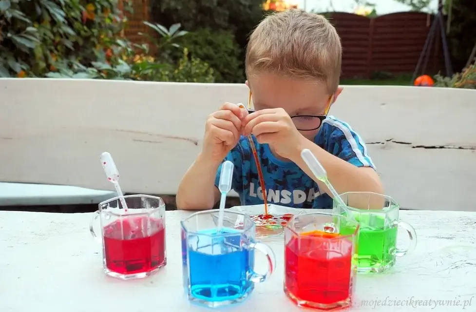 Eksperymenty z wodą dla dzieci: 10+ pomysłów na naukę i zabawę!