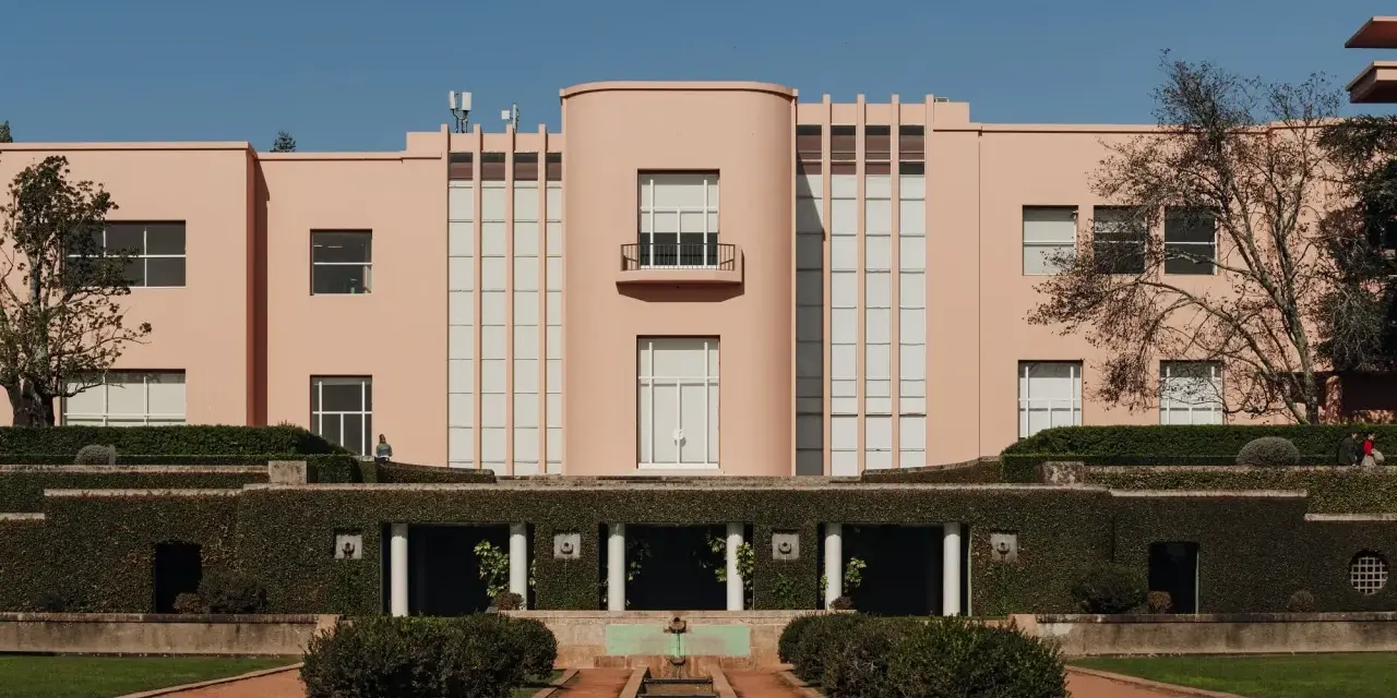 Muzeum sztuki współczesnej Serralves w Porto – historia, wystawy i więcej