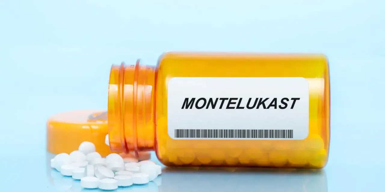 Pomarańczowa buteleczka z lekami, na etykiecie widnieje napis MONTELUKAST. Obok rozsypane białe tabletki.