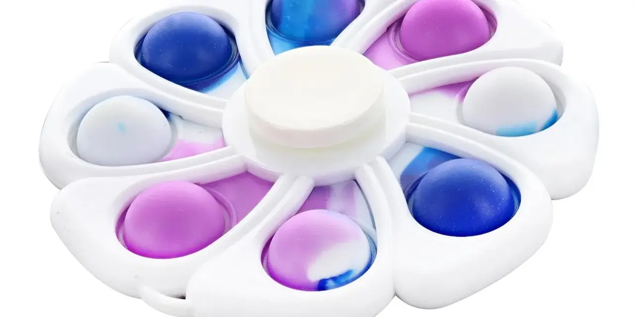 En vit fidget spinner pop it med åtta bubblor i blått, lila och vitt.