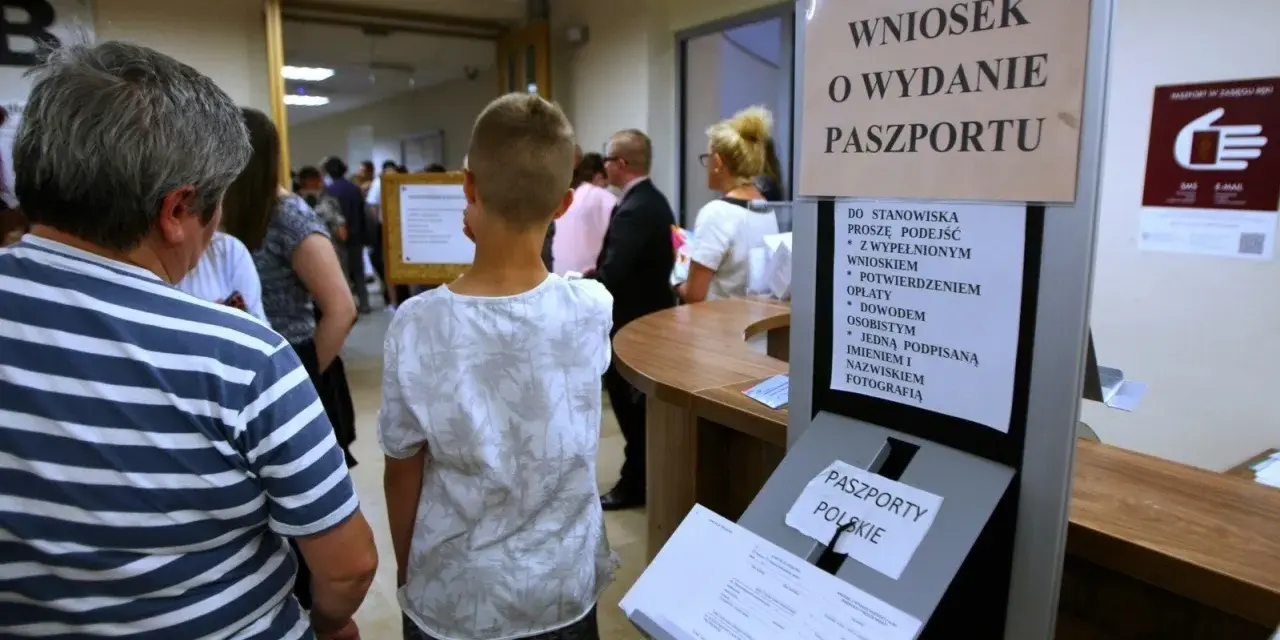 Kolejka do biura paszportowego w Opolu. Ludzie czekają na złożenie wniosku o wydanie paszportu.
